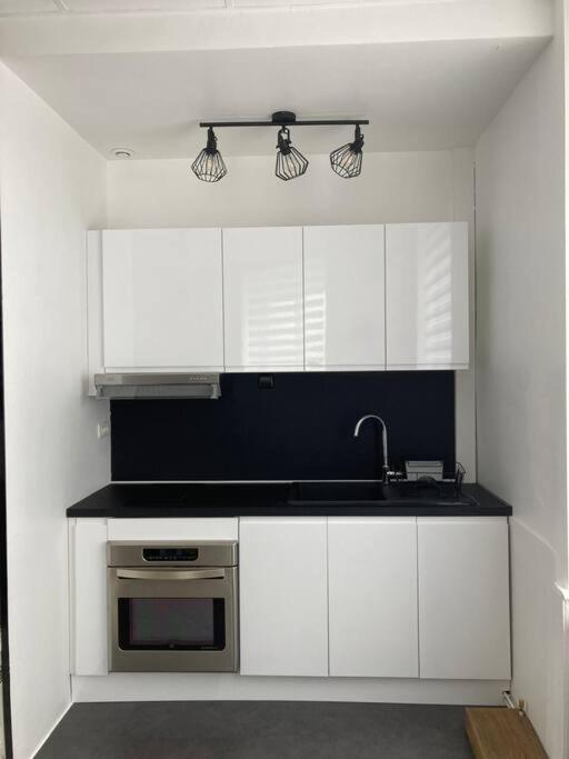 Black & White Harmony Apartment *