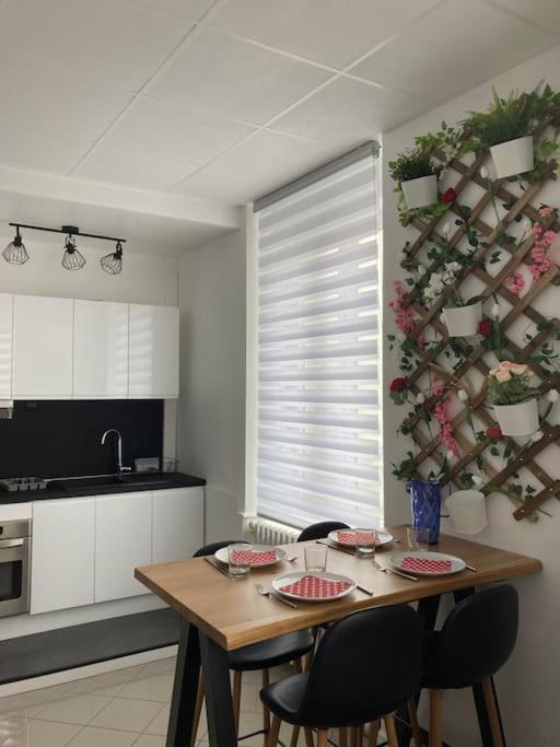 Black & White Harmony Apartment *